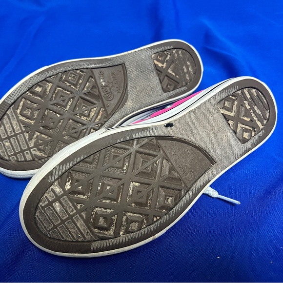 Girls Size 2 Hot Pink Converse low top Chuck Taylor’s. - Picture 5 of 6